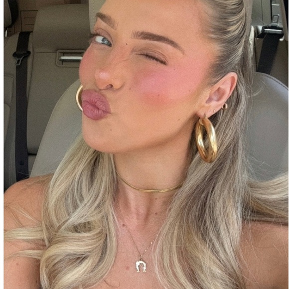 ÖUGIE x DELANEY CHILDS: THE LUCKY NECKLACE - Picture 5 of 6